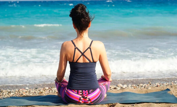 Conecta con la magia de Ibiza a través del yoga