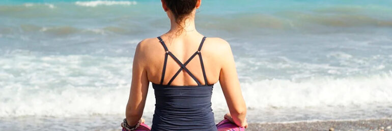 Conecta con la magia de Ibiza a través del yoga