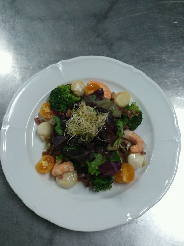 Masia d´en sord -Ensalada de vieiras y langostinos salteados con jamón ... Masia d´en sord -Ensalada de vieiras y langostinos salteados con jamón ...