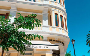 Alojamiento y Transporte - Ibiza Travel