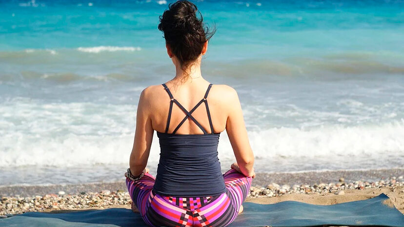 Conecta con la magia de Ibiza a través del yoga