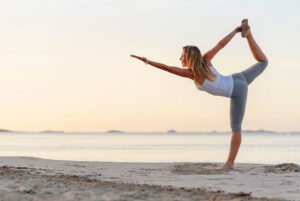 Conecta con la magia de Ibiza a través del yoga