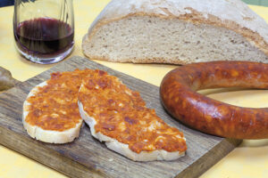 Sobrasada, vino y pan payés - Ibiza Travel